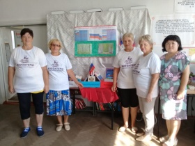 Трёхцветный и гордый Отечества флаг