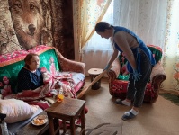 Акции помощи пожилым- «Чистый дом» и «Чистый двор» провели  сотрудники и волонтеры ГБУСО «Новоалександровский КЦСОН»