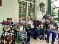 В наших окнах победных огонь не погас!