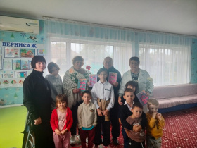 Бабушка рядышком с дедушкой