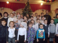 Нам праздник веселый зима принесла.